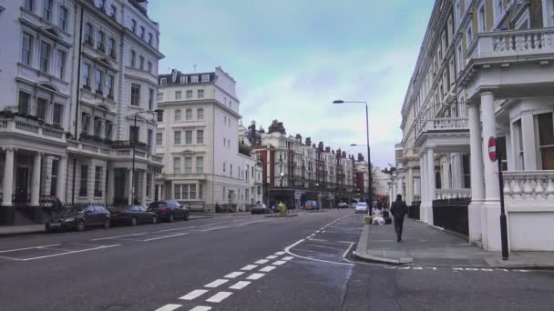 Typický pohled na londýnské ulici v Kensington — Stock video