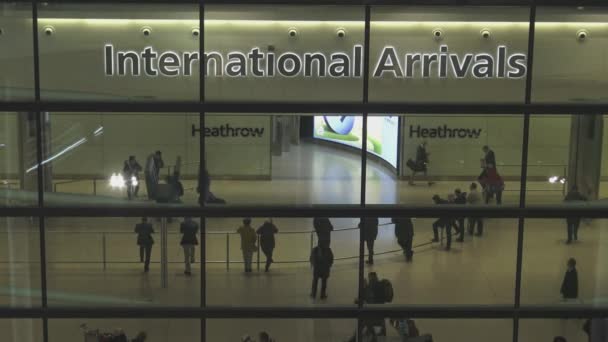 Londra Heathrow Havaalanı - uluslararası gelen yolcu — Stok video