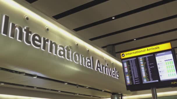 Internationale aankomsten in London Heathrow Airport — Stockvideo