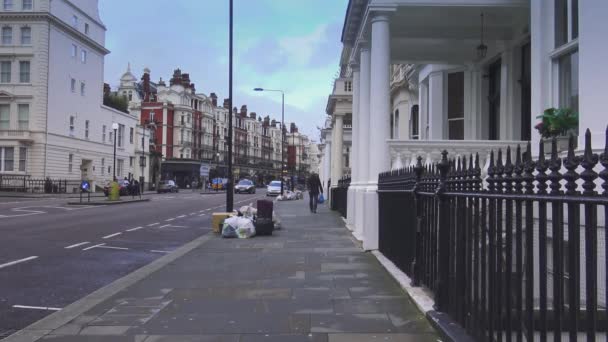 Typische street view in london kensington — Stockvideo