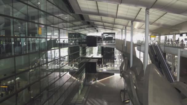 Terminal 2 moderno no aeroporto de Londres Heathrow — Vídeo de Stock