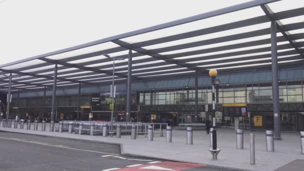 Bejárat a London Heathrow repülőtér — Stock videók