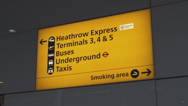Señal de dirección en el aeropuerto de Londres Heathrow — Vídeo de stock