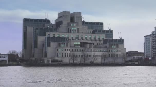 川テムズ シークレット サービス Mi 6 ロンドン、イギリスの Mi6 建物 — ストック動画
