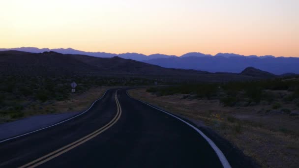 Jalan kosong di gurun Nevada di malam hari . — Stok Video