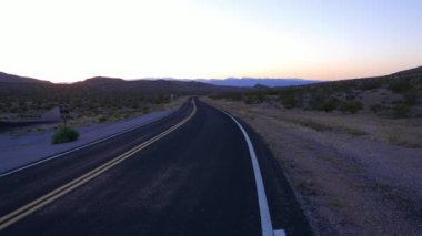 Arizona uzun ve boş bir yol kadeh akşam.