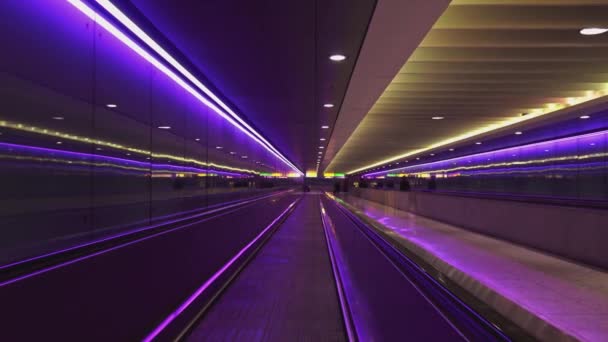 Moderna pasarela entre terminales en el aeropuerto de Heathrow de Londres — Vídeos de Stock