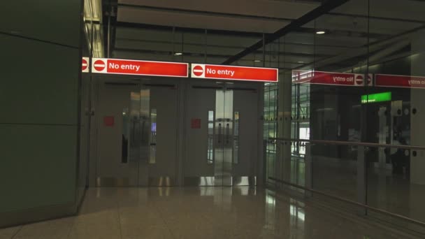 Pas de panneaux d'entrée à l'aéroport de Londres, Angleterre — Video