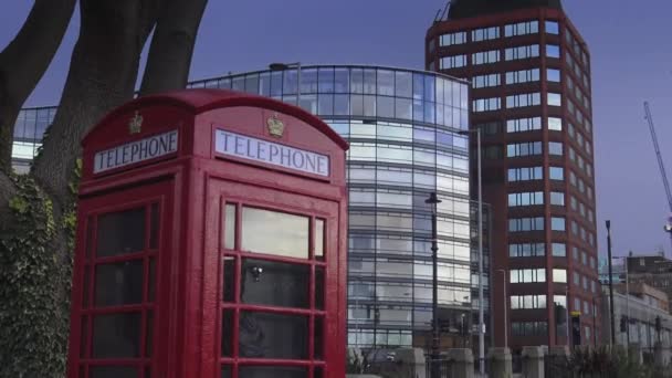 Rode telefooncel in Londen Londen, Engeland — Stockvideo