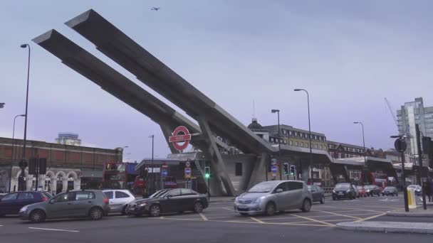 公交车站在沃克斯豪尔桥 — 图库视频影像