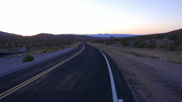 Kvällen skott av en lång och Tom väg i Arizona. — Stockvideo