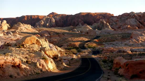 Uzun ve dolambaçlı bir yol Valley of Fire Milli Parkı'nda — Stok video