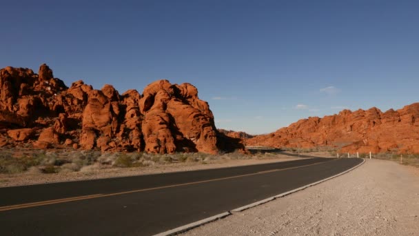 Rua solitária pelo deserto — Vídeo de Stock