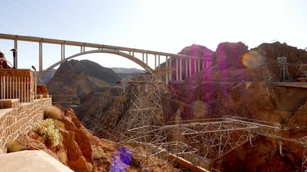 Gran angular de Mike O Callaghan-Pat Tillman Memorial Bridge en la presa Hoover — Vídeos de Stock