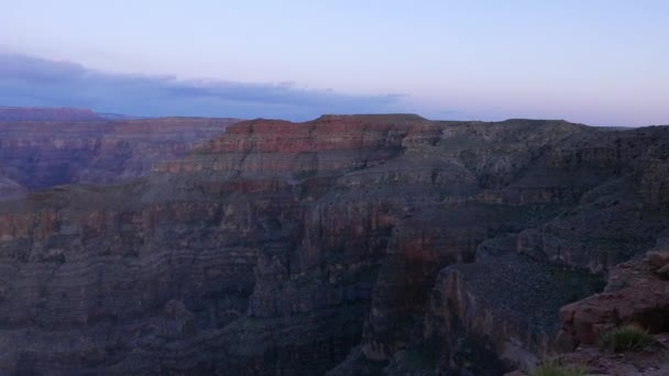 Słynnego Wielkiego Kanionu po zachodzie słońca - widok miły wieczór — Wideo stockowe