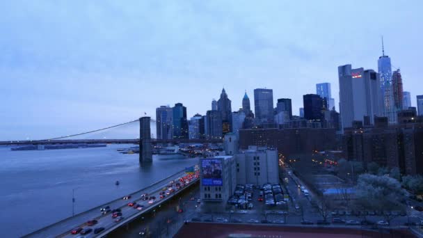 New York - centrum skyline van Manhattan in de avond — Stockvideo