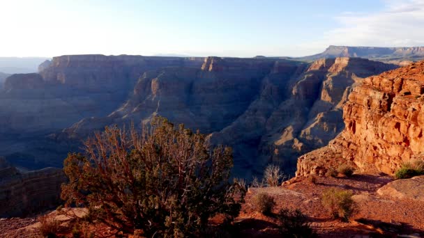 La hermosa naturaleza del Gran Cañón en un día soleado — Vídeo de stock