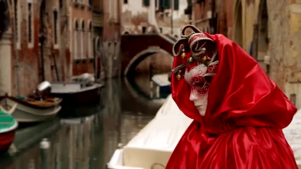 Máscara veneciana y góndola carneval di venezia - Venecia, Venecia — Vídeos de Stock