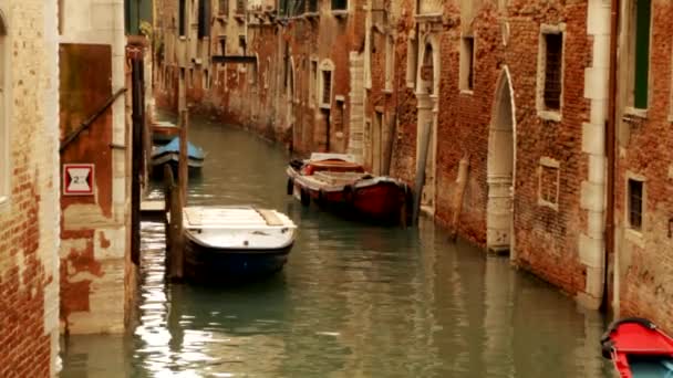 Gondola and boat on canal - Venice, Venezia — Stock Video