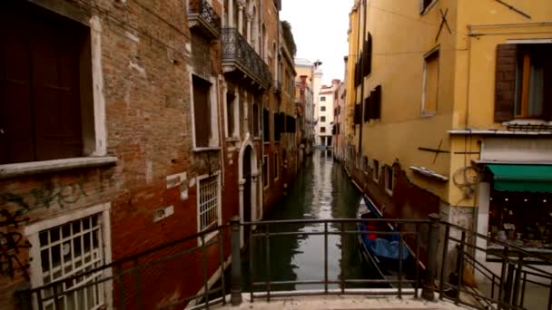 Gondol på kanal - Venedig, Venezia — Stockvideo