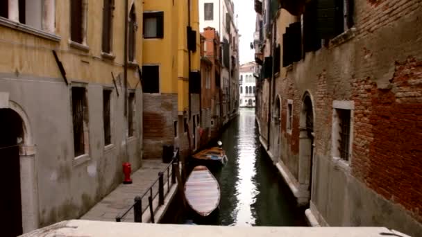 Gondol på kanal - Venedig, Venezia, båtar — Stockvideo