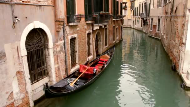 Гондола на канале - Венеция, Венеция — стоковое видео