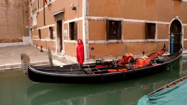 Máscara veneciana y góndola carneval di venezia - Venecia, Venecia — Vídeos de Stock