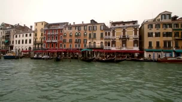 Поездка на лодке через venice Canale Grande — стоковое видео