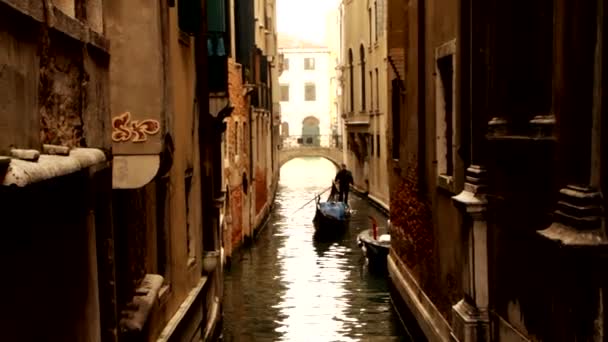 Gondel op canal - Venetië, Venezia — Stockvideo