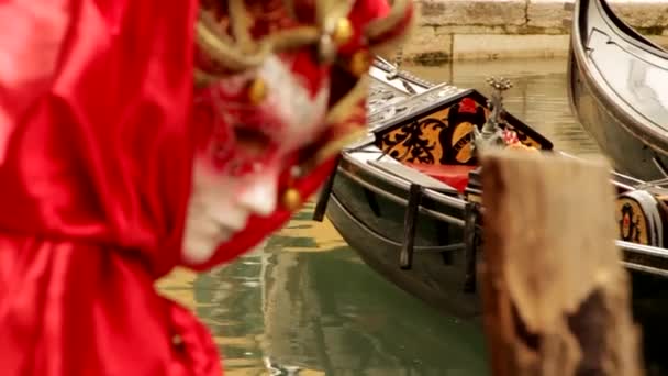 Venetiaanse masker en gondel - Venetië, Venezia — Stockvideo