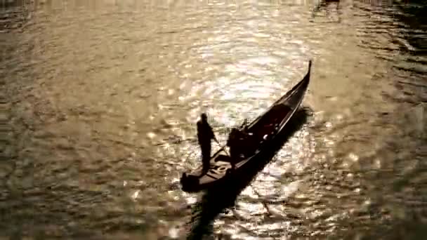 Gondol på kanal - Venedig, Venezia — Stockvideo