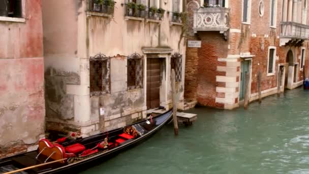 Gondola v kanálu - Benátky, Venezia — Stock video