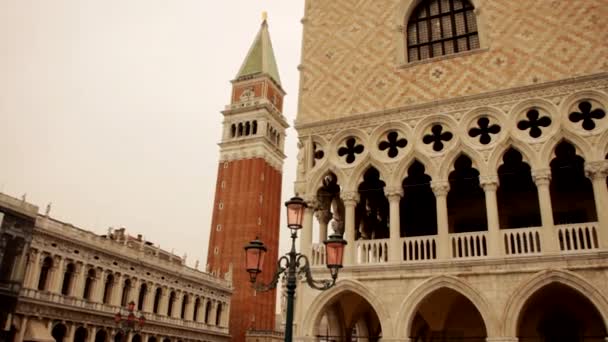 Glockenturm Dogenpalast palazzo ducale in Venedig — Stockvideo