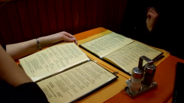 Ludzie w restauracji czytania menu — Wideo stockowe