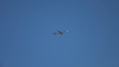 Gökyüzünde bir uçak