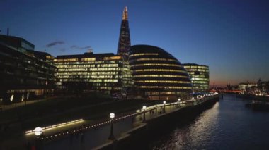 Daha fazla Londra Riverside manzarası ile Londra city hall - Londra, İngiltere