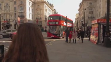 Güneşli bir günde Londra Piccadilly Circus Londra meşgul alanı