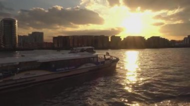 Thames Nehri gezi gezisinde batımında - Londra, İngiltere