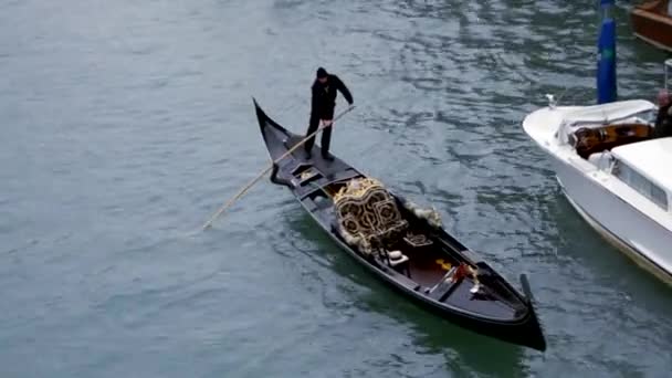 Gondel op canal - Venetië, Venezia — Stockvideo