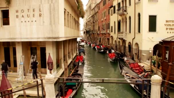 Gondol på kanal - Venedig, Venezia — Stockvideo