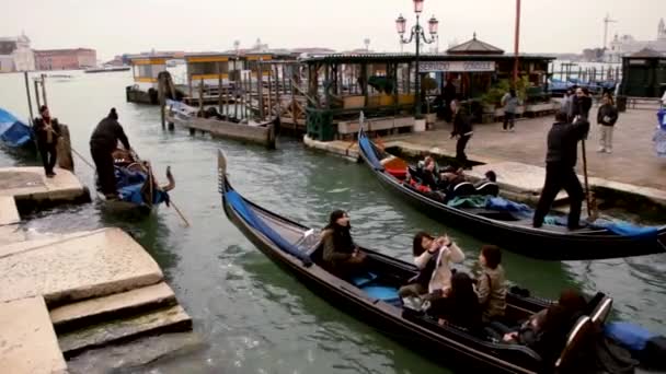 Gondoler i kanal - Venedig, Venezia — Stockvideo