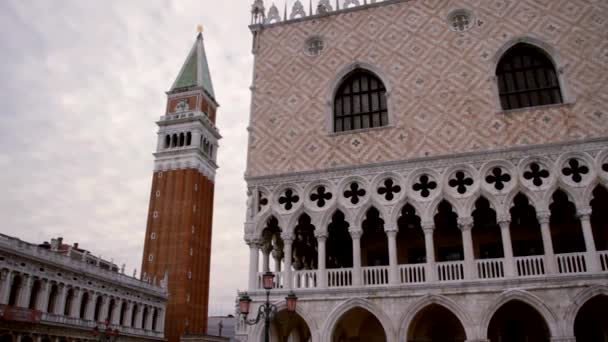 A Campanile Dózse palota a Palazzo Ducale - Velence, Venezia — Stock videók