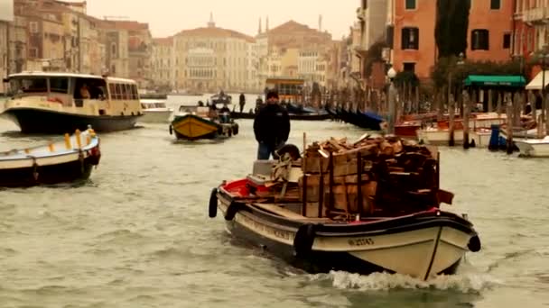 Montar en barco por Venecia Canale Grande — Vídeo de stock