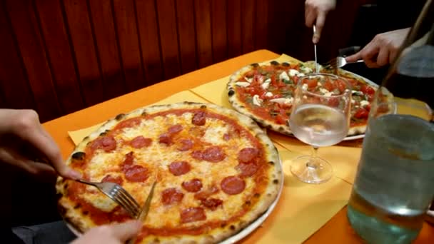 Mensen in een restaurant krijgen hun pizza — Stockvideo