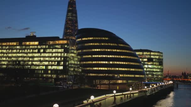 Mais skyline de Londres Riverside com prefeitura de Londres - LONDRES, INGLÊS — Vídeo de Stock