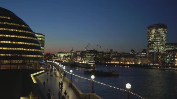 Další London Riverside Panorama s London city hall - Londýn, Anglie — Stock video