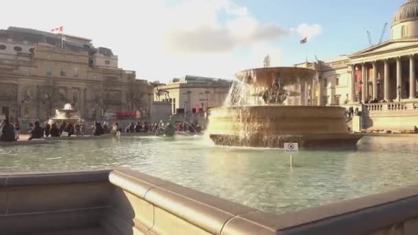 Le fontane di Trafalgar Square Londra in una giornata di sole LONDRA, INGHILTERRA — Video Stock