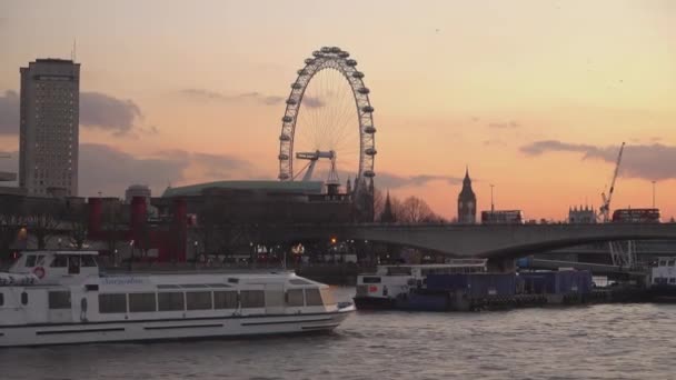 London Eye večer - pohled z Temže - Londýn, Anglie — Stock video