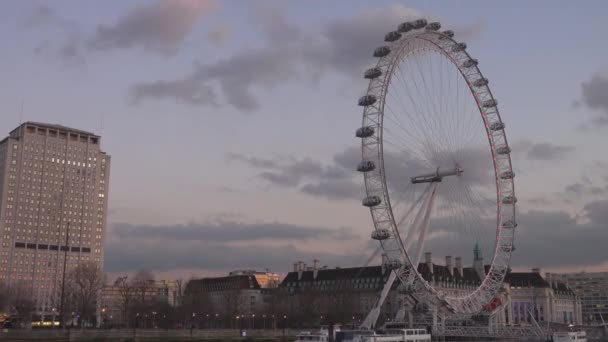 London Eye w godzinach wieczornych - Londyn, Anglia — Wideo stockowe