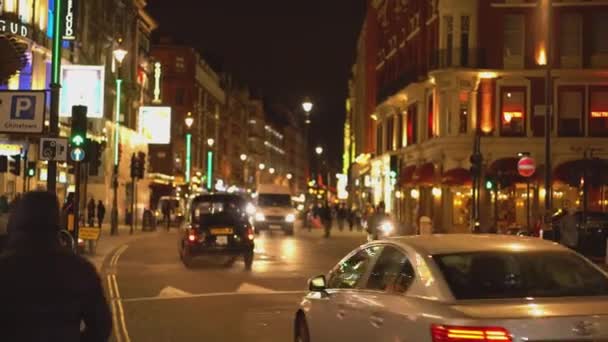 London Shaftesbury Avenue por la noche - LONDRES, INGLATERRA — Vídeos de Stock